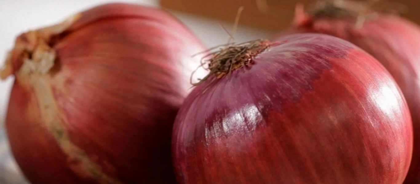 Οι άγνωστες χρήσεις της φλούδας του κρεμμυδιού που θα σας αφήσουν άναυδους (βίντεο)